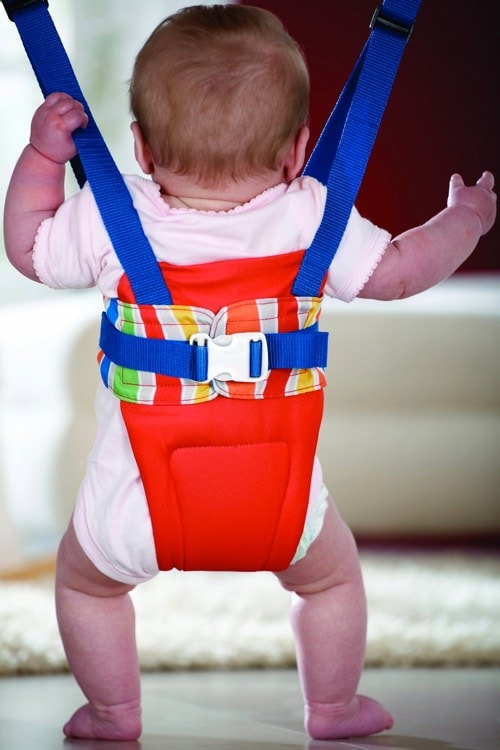 Los 10 productos más inútiles que puedes comprar para tu bebé: columpio elastico bebes