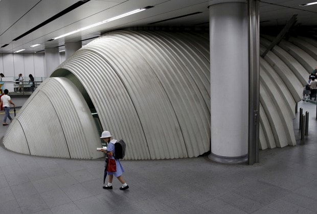 Una niña en el metro de Tokio
