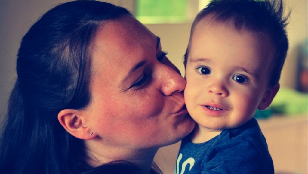 Los besos de mamá o papá son más eficaces que la homeopatía en el tratamiento del dolor en los niños